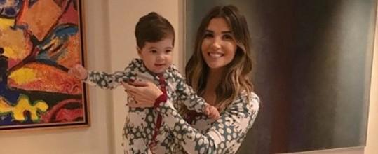 Filho de Aline Gotschalg dá show de fofura em foto postada na web