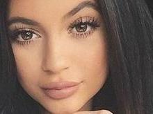 Fãs de Kylie Jenner confundem tattoo com cicatriz de implante