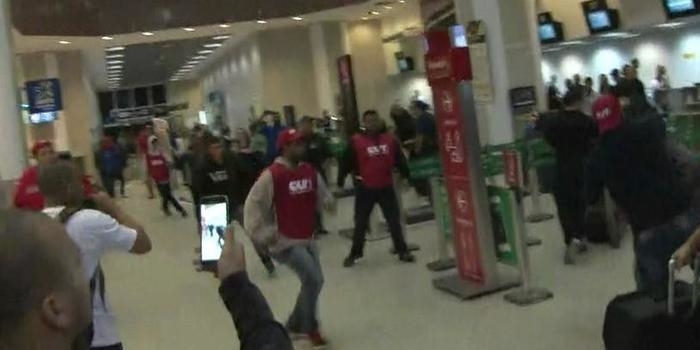 Manifestantes trocam socos e chutes no Aeroporto Santos Dumont