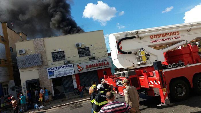 Incêndio atinge loja de produtos eletrônicos no Centro de Teresina