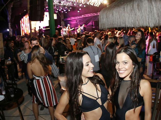Emilly e Mayla pedem VIPs para conhecer Anitta e Maluma em show