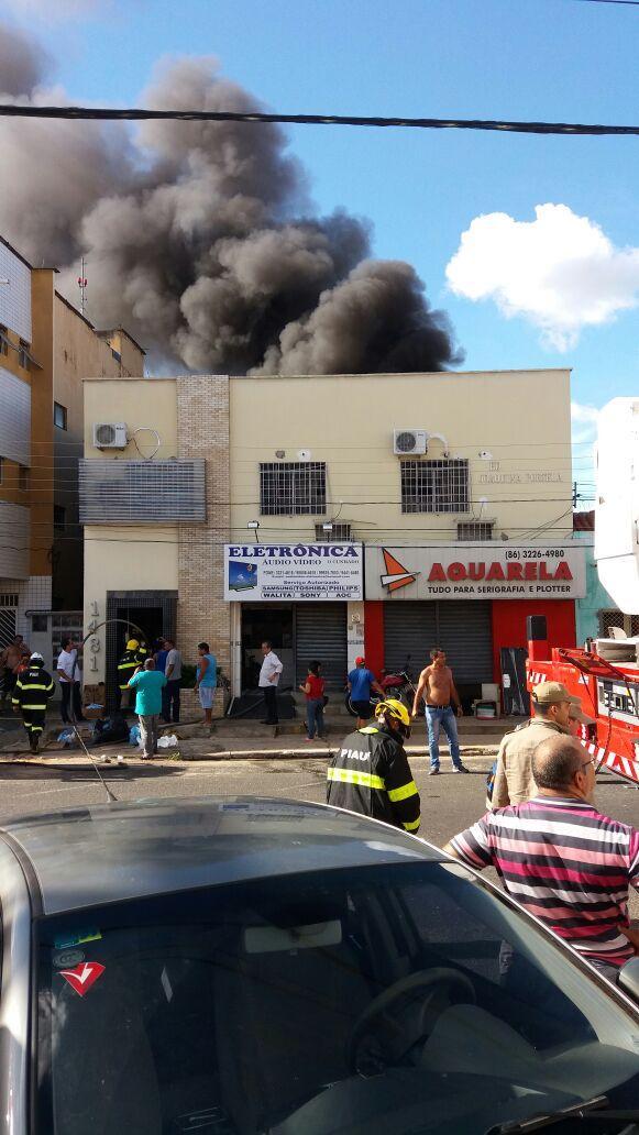 Incêndio atinge loja de produtos eletrônicos no Centro de Teresina