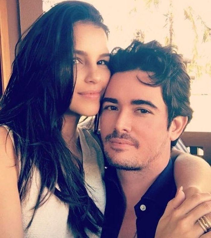 Mariana Rios reata namoro e ganha buquê de flores gigante