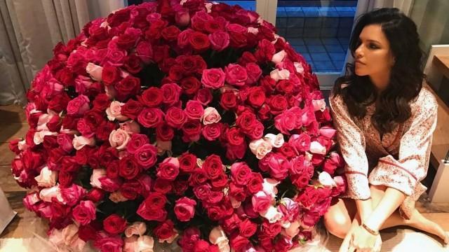 Mariana Rios reata namoro e ganha buquê de flores gigante