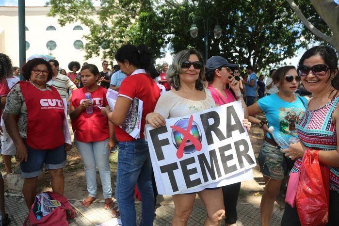 Manifestante exibe cartaz durante protesto no Centro de Teresina (Crédito: Efrém Ribeiro)