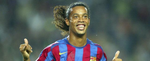 Ronaldinho Gaúcho brilha e Barcelona vence clássico das Lendas