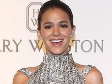 Bruna Marquezine chama atenção ao usar decote brilhoso; fotos!