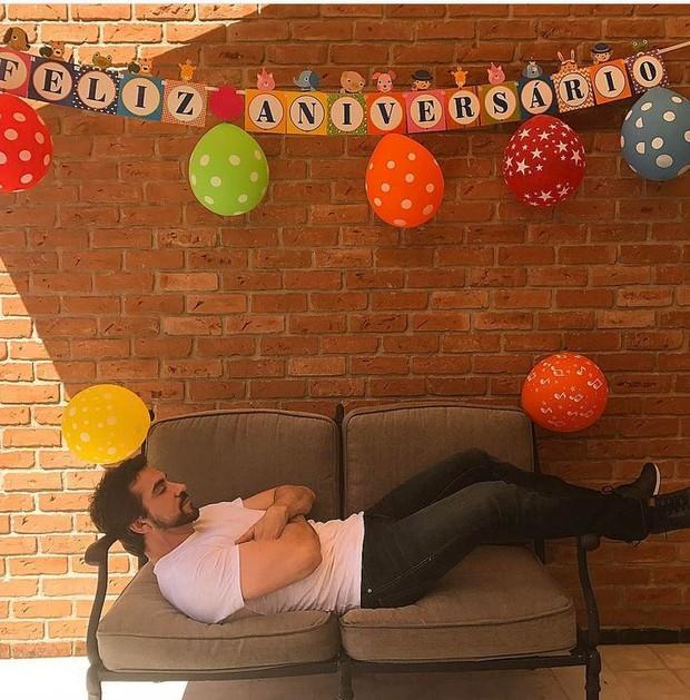 Padre Fábio de Melo brinca em foto no dia do seu aniversário