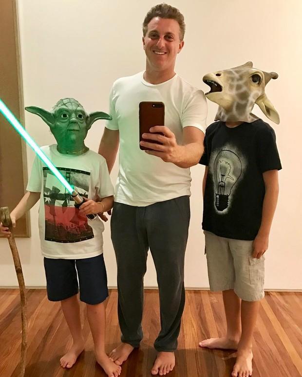 Luciano Huck e Angélica postam fotos divertidas com os filhos