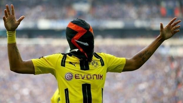 Aubameyang vestiu máscara e se complicou em empate do Dortmund (Crédito: Getty)