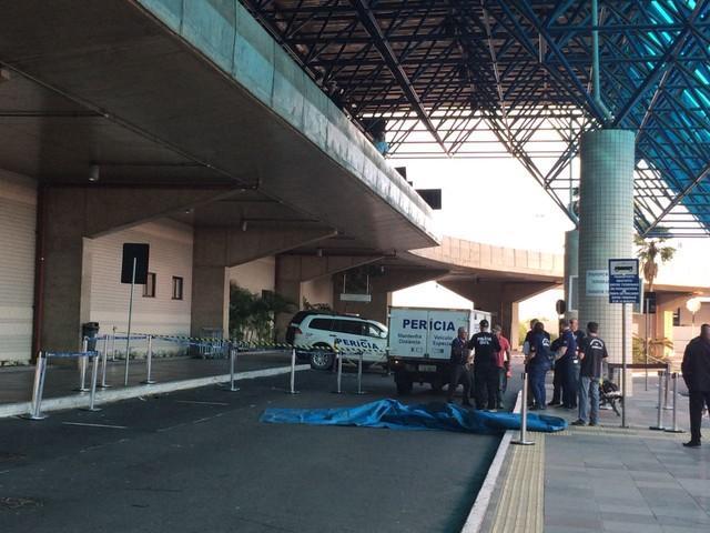 Homem morre e mulher se fere após queda de passarela em aeroporto