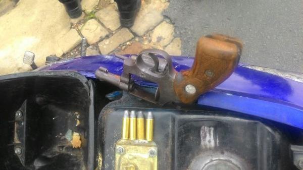 Arma e munição encontrados com os dois acusados (Crédito: Divulgação)