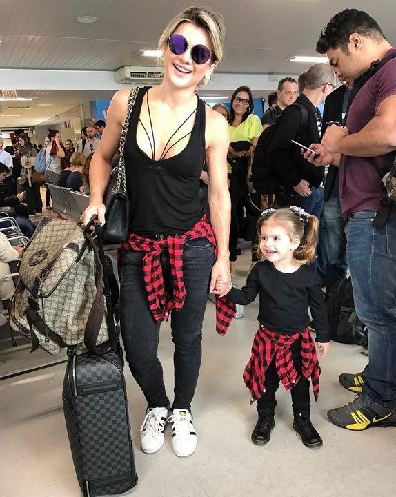 Mirella Santos e a filha posam com looks iguais em aeroporto