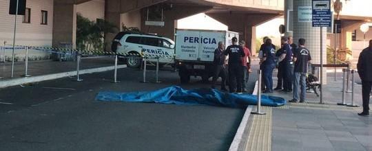 Homem morre e mulher se fere após queda de passarela em aeroporto