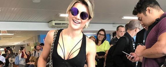 Mirella Santos e a filha posam com looks iguais em aeroporto