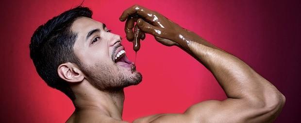 Mister Brasil faz ensaio sensual e diz: "Já usei chocolate no sexo"