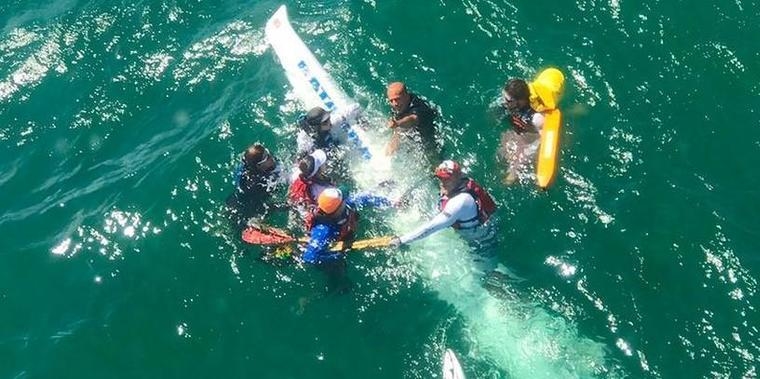 Duas embarcações com 12 atletas de canoagem naufragam em Salvador