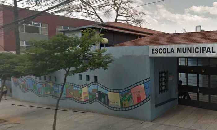 Menino de 10 anos agride com soco diretora de escola pública