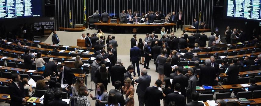 Câmara aprova texto-base de projeto que autoriza Uber e outros apps