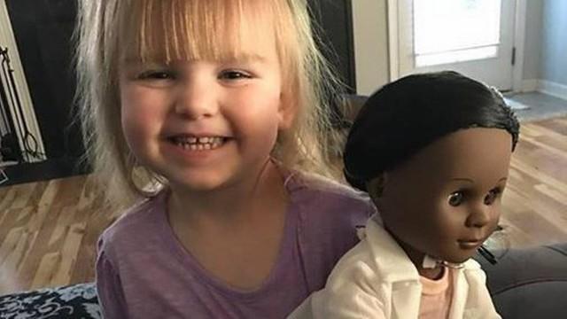 Menina escolhe boneca negra e rebate vendedora em loja de brinquedo