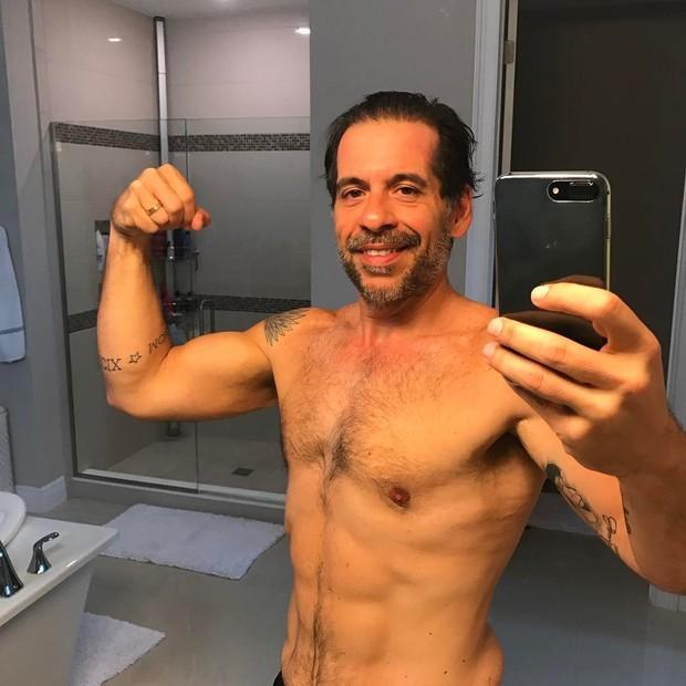Leandro Hassum posa sem camisa e exibe corpo sarado
