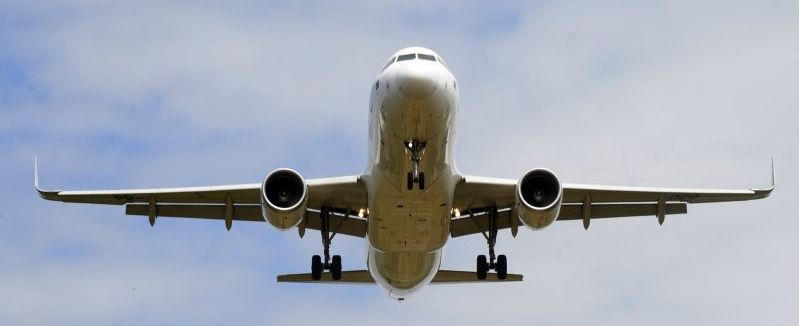 Justiça condena mulher a indenizar funcionário de compania aérea