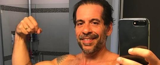 Leandro Hassum posa sem camisa e exibe corpo sarado