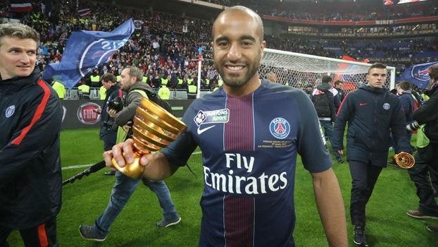 Lucas, com a taça da Copa da Liga Francesa, conquistada pelo PSG sobre o Monaco (Crédito: Reprodução)