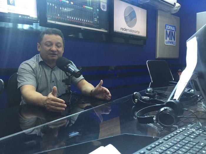 O diretor geral do HUT, Dr. Gilberto Albuquerque concede entrevista à Rádio Jornal MN (Crédito: Mikaelly Menezes)