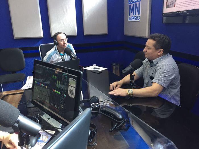 O diretor geral do HUT, Dr. Gilberto Albuquerque concede entrevista à Rádio Jornal MN (Crédito: Mikaelly Menezes)