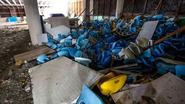 Cadeiras das arquibancadas agora como entulho no Maracanã após Olimpíada (Crédito: Reprodução)