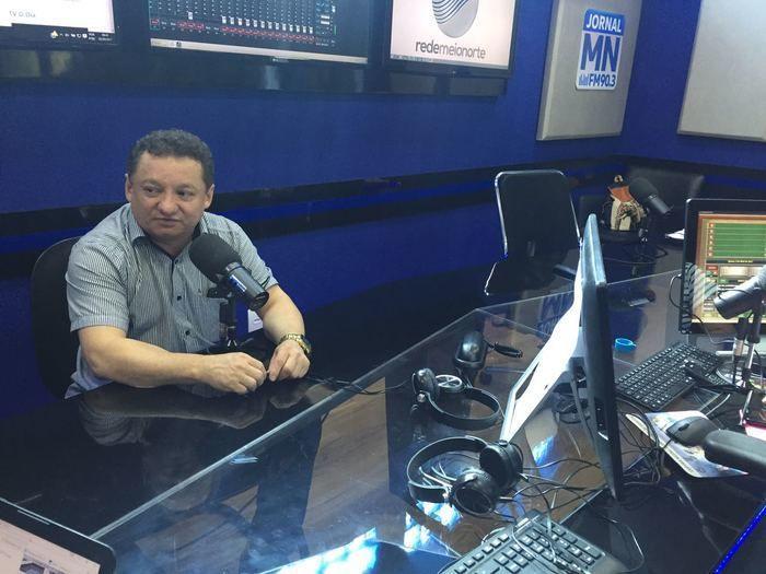 O diretor geral do HUT, Dr. Gilberto Albuquerque concede entrevista à Rádio Jornal MN (Crédito: Mikaelly Menezes)