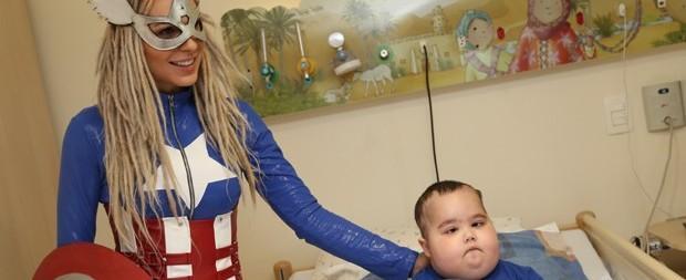 Fernanda Lacerda se veste de Capitão América em visita a hospital