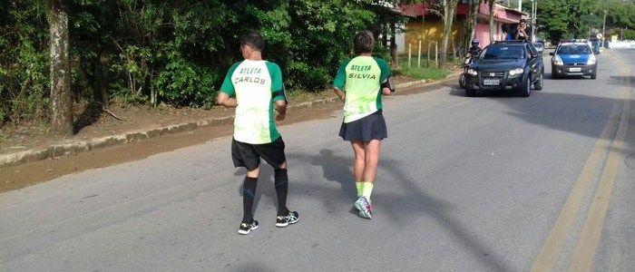 Casal percorreu 6 km de costas em pouco mais de 1h (Crédito: Reprodução)