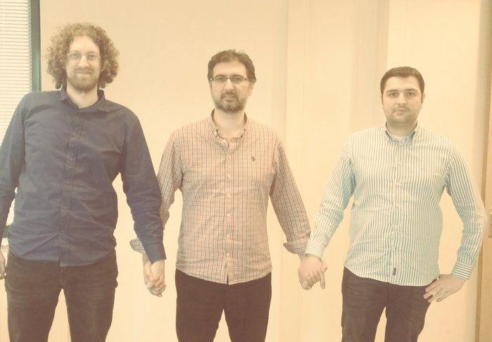 Homens na Holanda andam de mãos dadas em solidariedade a casal gay