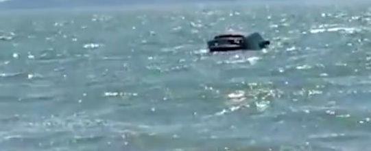 Carro de luxo roubado aparece boiando misteriosamente em lagoa