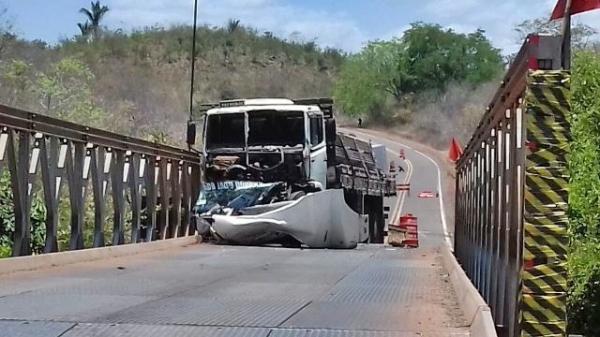 Motorista fica ferido após perder controle de caminhão em Batalha