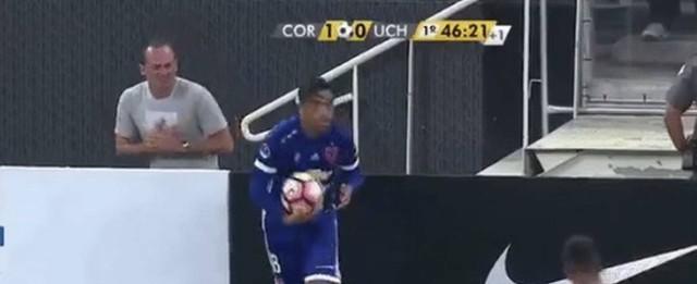 Gandula finge falta de jogador do Universidad de Chile e vira piada
