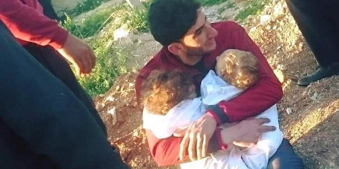 Pai chora abraçado aos filhos mortos em ataque químico na Síria