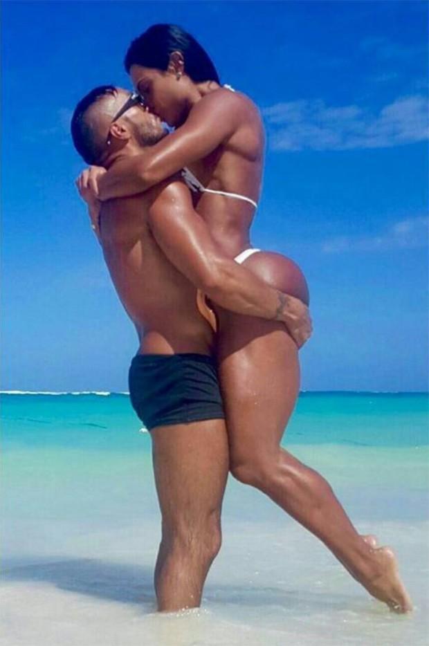 Belo posta foto "apertando" bumbum de Gracyanne Barbosa
