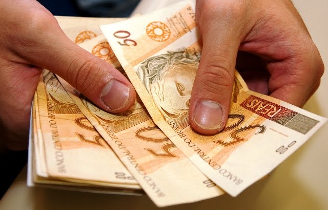 Salário mínimo será de R$ 979 em 2018 (Crédito: Reprodução)