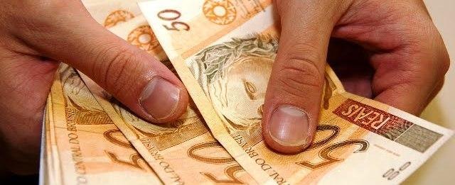 Governo propõe salário mínimo de R$ 979 para 2018