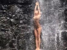 Grazi Massafera exibe corpo escultural durante banho de cachoeira