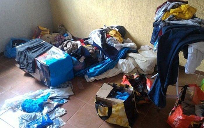 Roupas espalhadas no local onde mulher mantida em cárcere privado foi encontrada (Crédito: Reprodução)