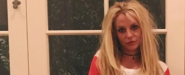 Britney Spears mostra barriguinha e tattoos chamam atenção