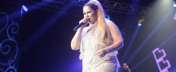 Marília Mendonça faz show no Rio mesmo com joelho machucado