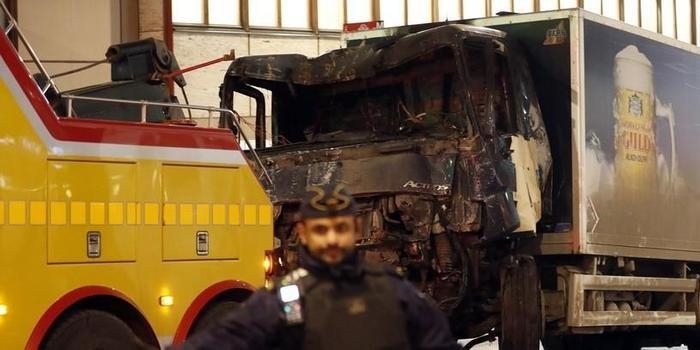 Policiais encontram bomba dentro de caminhão usado em atentado