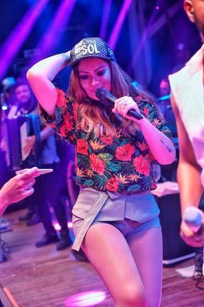 Solange Almeida usa short curtíssimo em show em Fortaleza