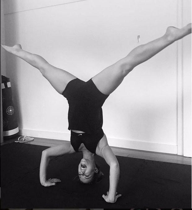 Paolla Oliveira mostra boa forma em foto de cabeça para baixo