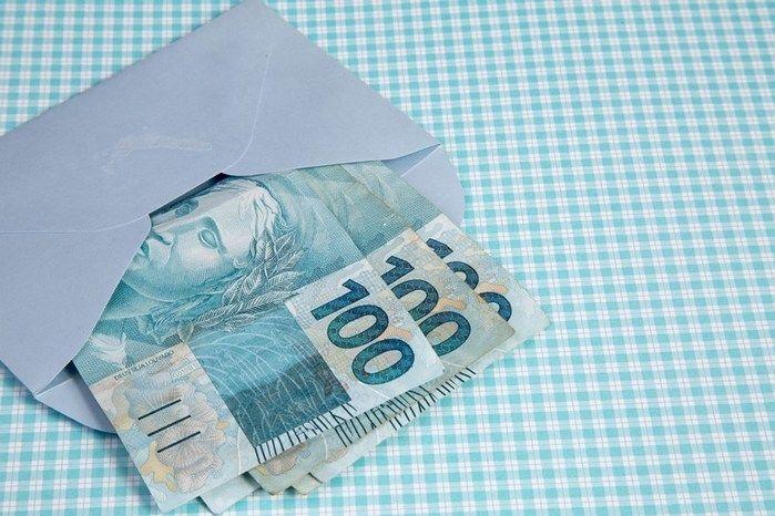 Menina de 9 anos joga no lixo envelope com R$ 7 mil